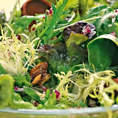 Зеленый салат с грецкими орехами