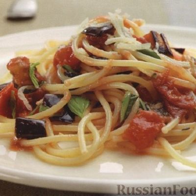 Спагетти с баклажанами, помидорами и сыром