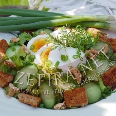 Салат из огурцов, яиц и зеленого лука с сухариками