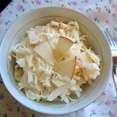 Салат из капусты с яблоками и луком