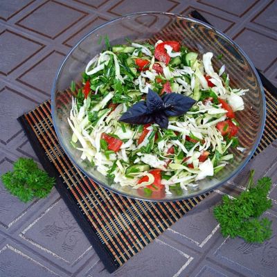 Лёгкий овощной салат с капустой