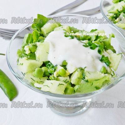 Салат с зеленым горошком и свежими огурцами