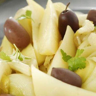 Салат из лука-порея с оливками