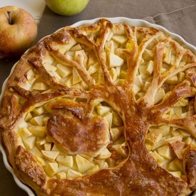 Пирог из дрожжевого теста с кусочками яблок
