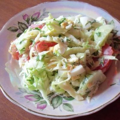 Овощной салат со сметаной и яйцом