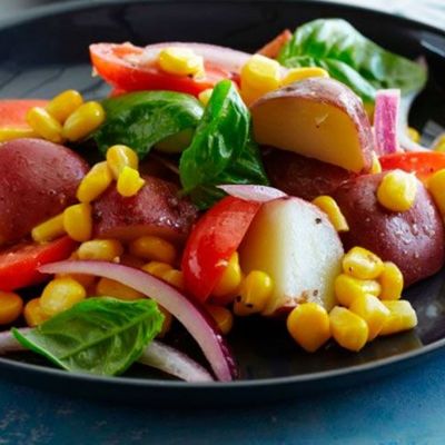 Салат с помидорами черри и кукурузой