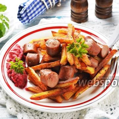Жареная картошка с сосисками на сковороде