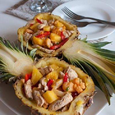 Романтический салат из индейки в ананасе