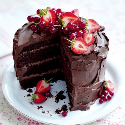 Шоколадный торт с клубникой и красной смородиной