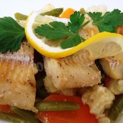 Рыба тушёная с овощами и луком