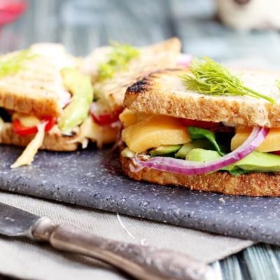 Сэндвич с овощами и сыром
