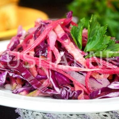 Салат из краснокочанной капусты с колбасой и арбузной редькой