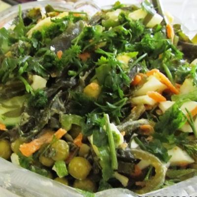 Салат с зеленым горошком и морской капустой
