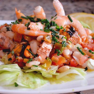 Салат из морепродуктов и белой фасоли