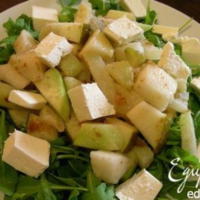Салат из кольраби с грушой, финиками и фетой