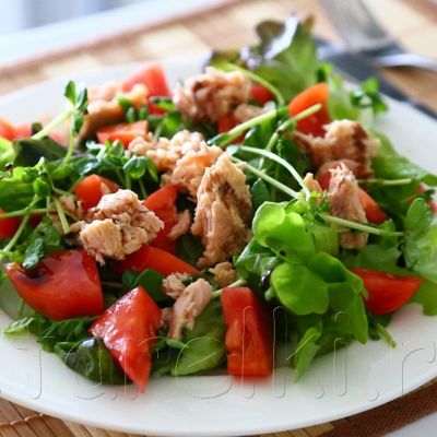 Фитнес-салат с тунцом и помидорами