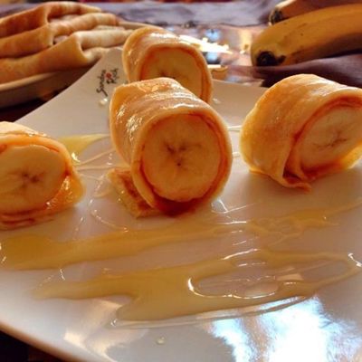 Блины с вареньем, бананами и медом