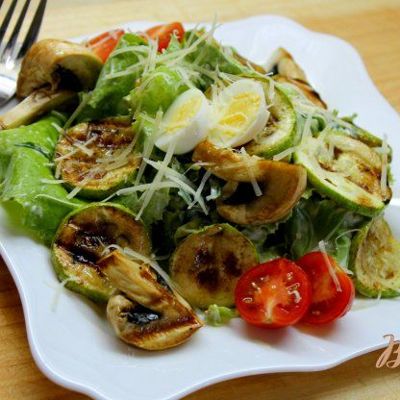 Теплый салат с грибами, кабачками и листьями салата