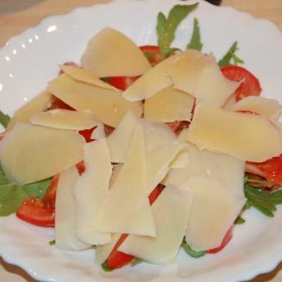 Салат с рукколой и помидорами