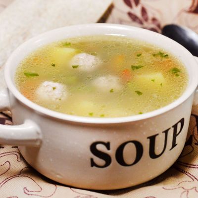 Суп со спаржевой фасолью и фрикадельками