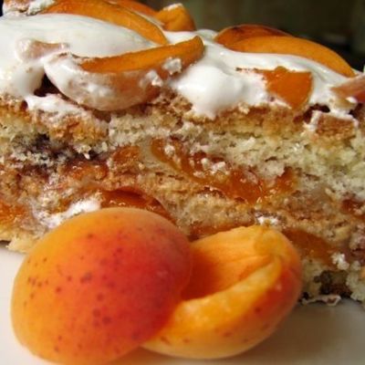 Торт со свежими абрикосами и корицей