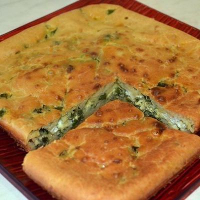 Простой пирог с зеленым луком