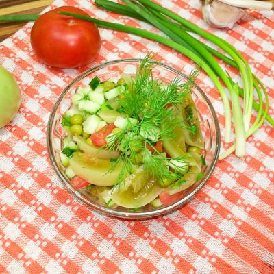 Простой салат из зеленых помидоров с огурцами