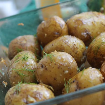 Мелкая картошечка с чесноком и специями в духовке сытно, вкусно, полезно
