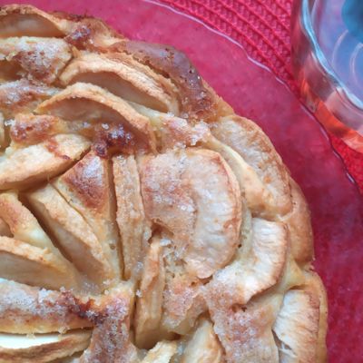 Рецепт этого яблочного пирога мало отличается от всем известного, но я решила попробовать испечь