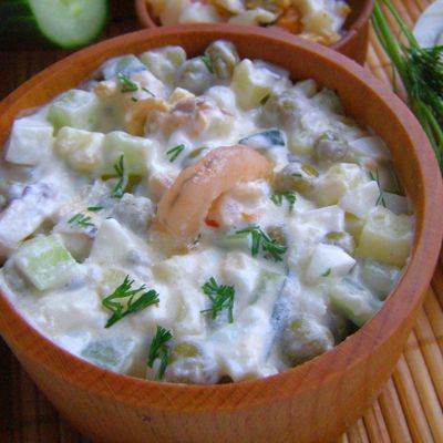 Для этого сытного и вкусного блюда понадобится всего несколько ингредиентов: салат с морским коктейлем