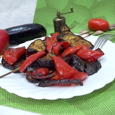 Вкусная закуска из овощей - шашлык из бакалажана и болгарского перца в духовке