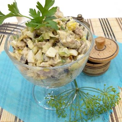 Попробуйте куриный салат с грибами - простой и быстрый способ приготовления