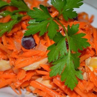 Морковный салат с куриной грудкой