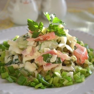Салат из капусты и зеленого горошка