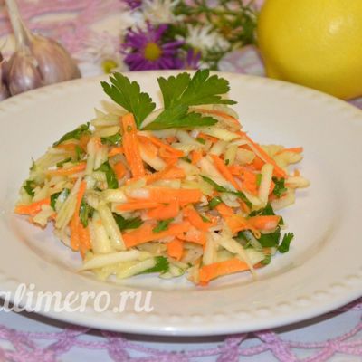 Салат из свежей моркови, яблока и капустной кочерыжки