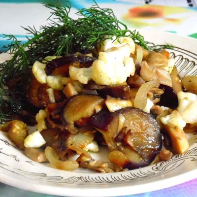 Теплая закуска из баклажанов, грибов и цветной капусты