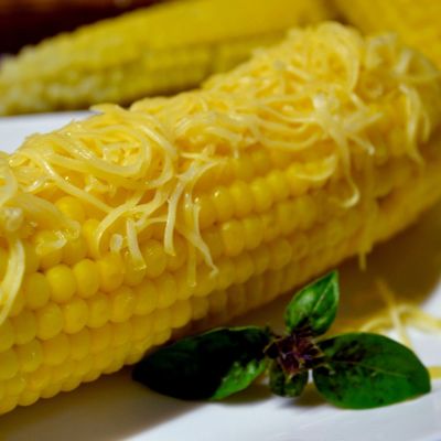 Вареная кукуруза со сливочным маслом и сыром