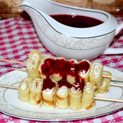 Десертные шашлычки с вишневым соусом