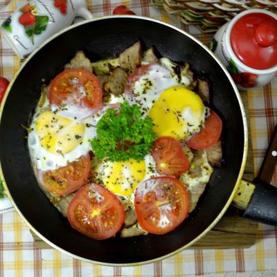 Яичница с овощами и шашлыком на завтрак
