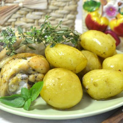 Молодая картошка и куриные голени, запеченные с тимьяном в рукаве - отличное семейное блюдо