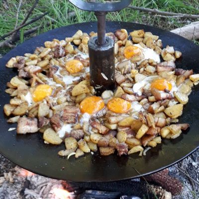 Готовим на природе - рецепт картофеля с яйцами на сковороде из дисковой бороны
