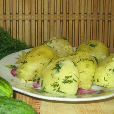 Молодой картофель с чесноком и зеленью