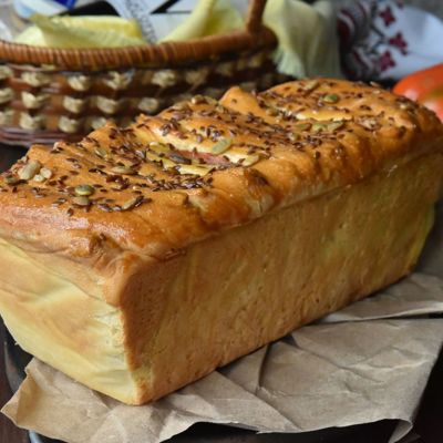 Бутербродный хлеб с сыром и колбасой