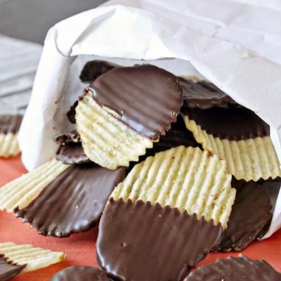 Картофельные чипсы в шоколаде - необычная закуска