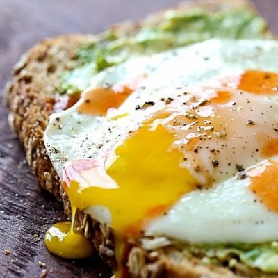 Энергетический завтрак из хрустящего хлеба, яйца и авокадо