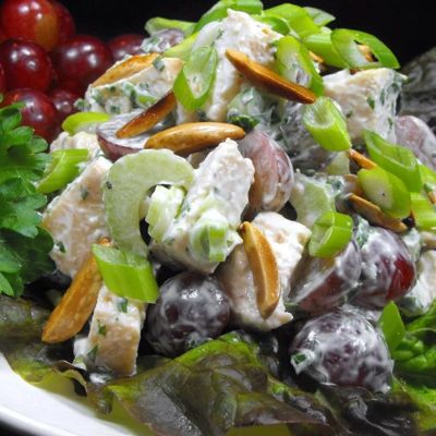Насыщенный салат из куриного мяса с сельдереем и виноградом
