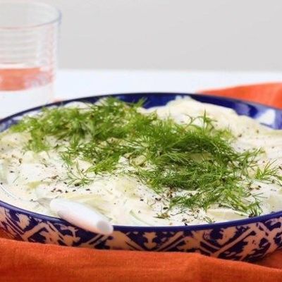 Бесподобный кремовый салат из огурцов и майонеза