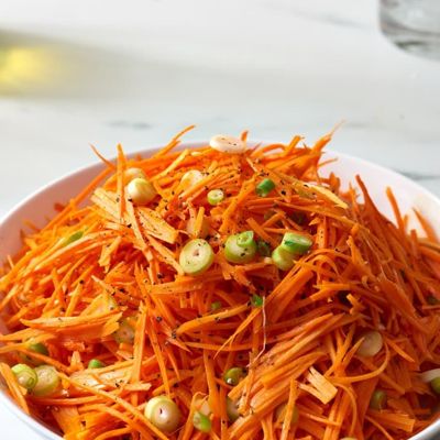 Салат для поста из моркови с луком и горчичной заправкой
