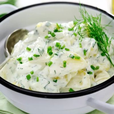 Сливочный картофельный салат с солёными огурцами