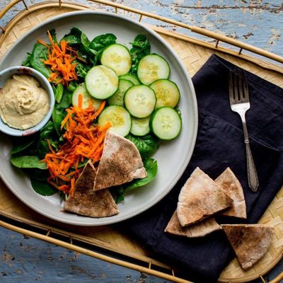 Зелёный салат с питой и хумусом - полезно, вкусно, быстро